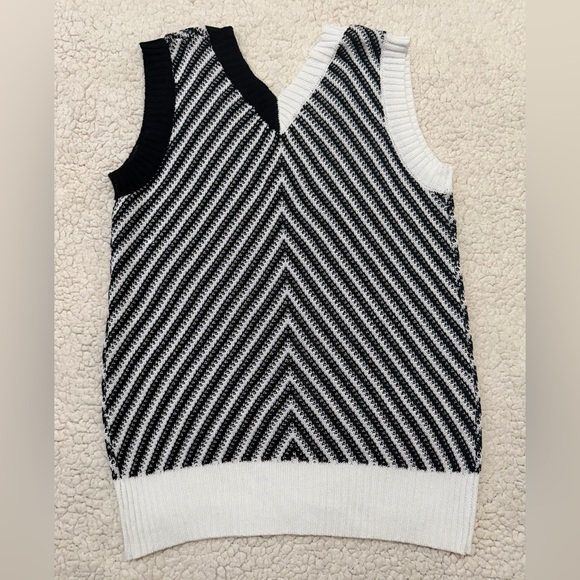 Black and White Chevron V Neck Knit Top/Vest NWOT - Picture 4 of 5